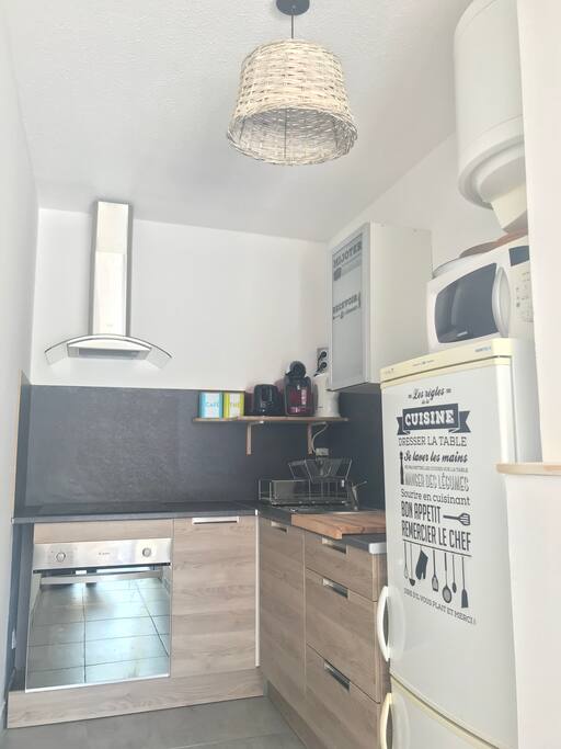 Cuisine neuve (2017) et entièrement équipée (frigo, congélateur, four, four micro-onde, cafetière, grille pain, bouilloire, plaque à induction + vaisselles et ustensiles.