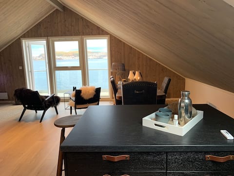 Sandvik Brygge .
Tett på havet og utsikt Ålesund