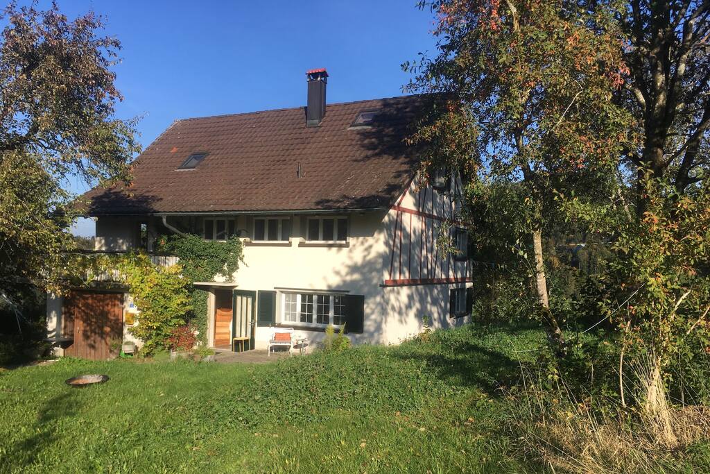 Дом из бруса сдм. Я прелесть живущая в доме кадры. Дом прелесть. Шалаш в горах. Ухоженный домик.