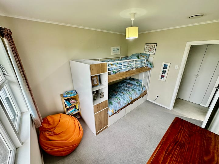 Kreveti u dječjoj sobi imaju krevete za jednu osobu pune veličine.