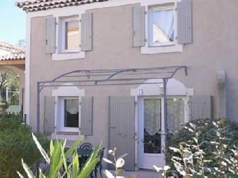 Successful Airbnb property: Small Provencal house and pool in co-ownership in Uzès