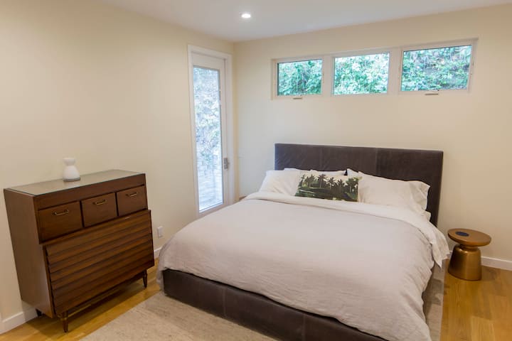 Cama principal tamaño king y dormitorio. 