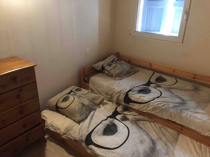 Спална соба 2 единечни кревета. 7 м2.
