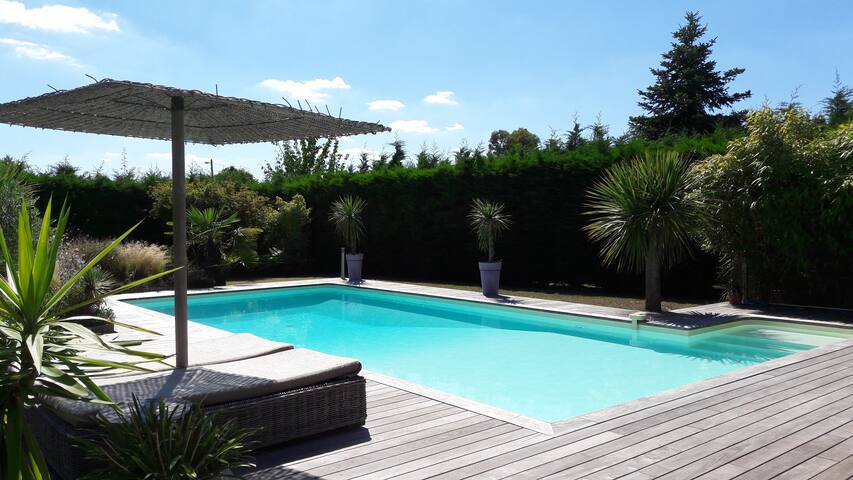 Villa near Bordeaux with beautiful pool gallery image 2