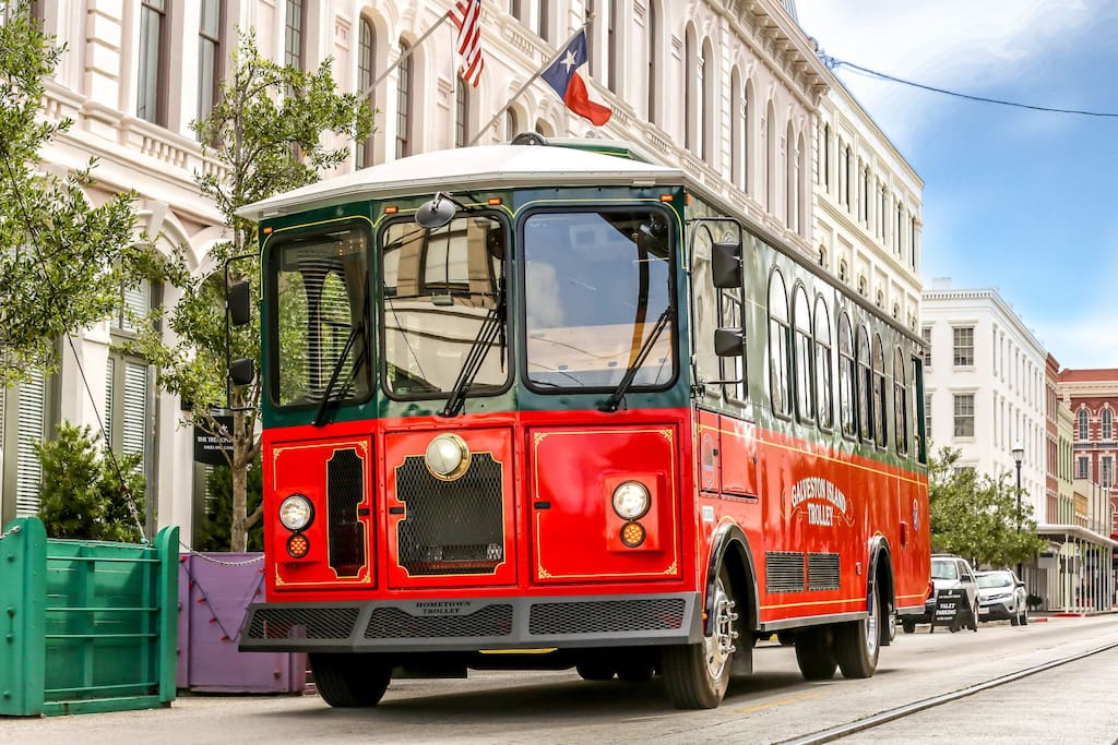 Condo is on trolly line - ride for $1 down the Seawall to Moody Gardens, Pleasure Pier, Historic District and Downtown/The Strand