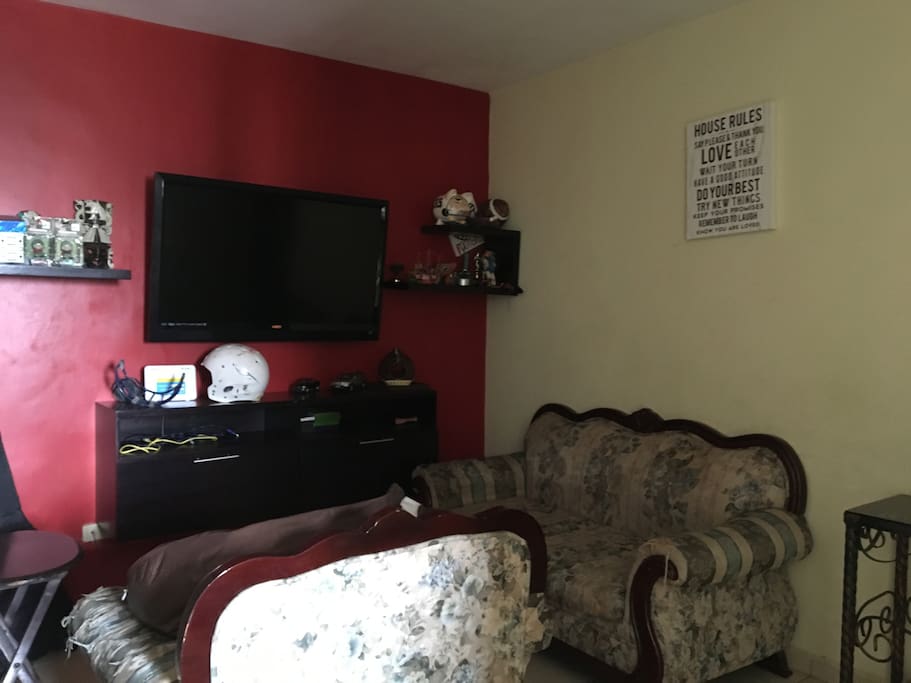 sala comun, con tv, escritorio