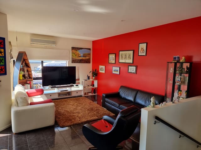 Gallery Views -Beach, Cafes & CBD at your doorstep