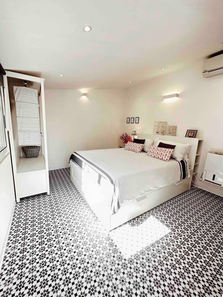 Druga spavaća soba udaljena je 8 MB od glavne kuće .