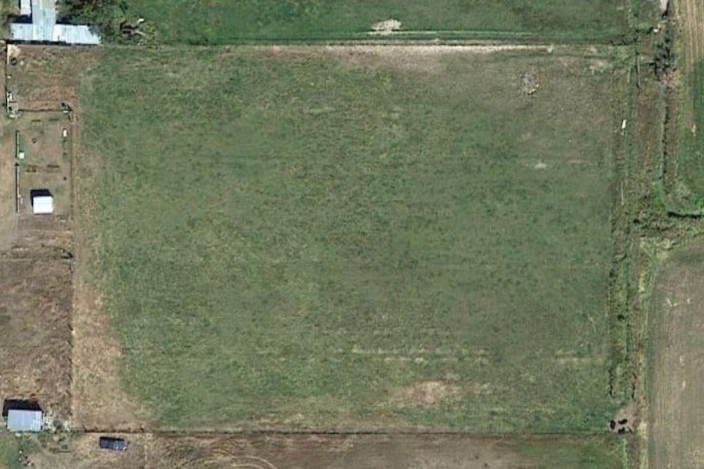 2.5 acres for your camper/rvs. No tress to block view. In the path @ 100% eclipse. Close to town and close to highway.