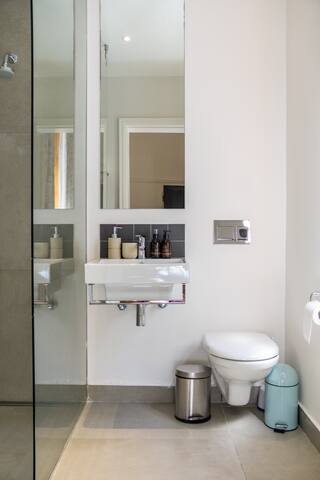 Distinctive, Modern Cottage with Terrace Pool gallery image 4