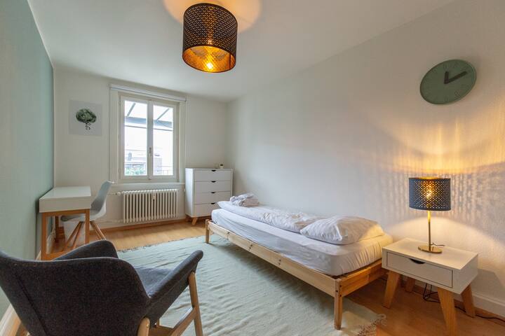 92 / private entrance / balcony / 3 min to station