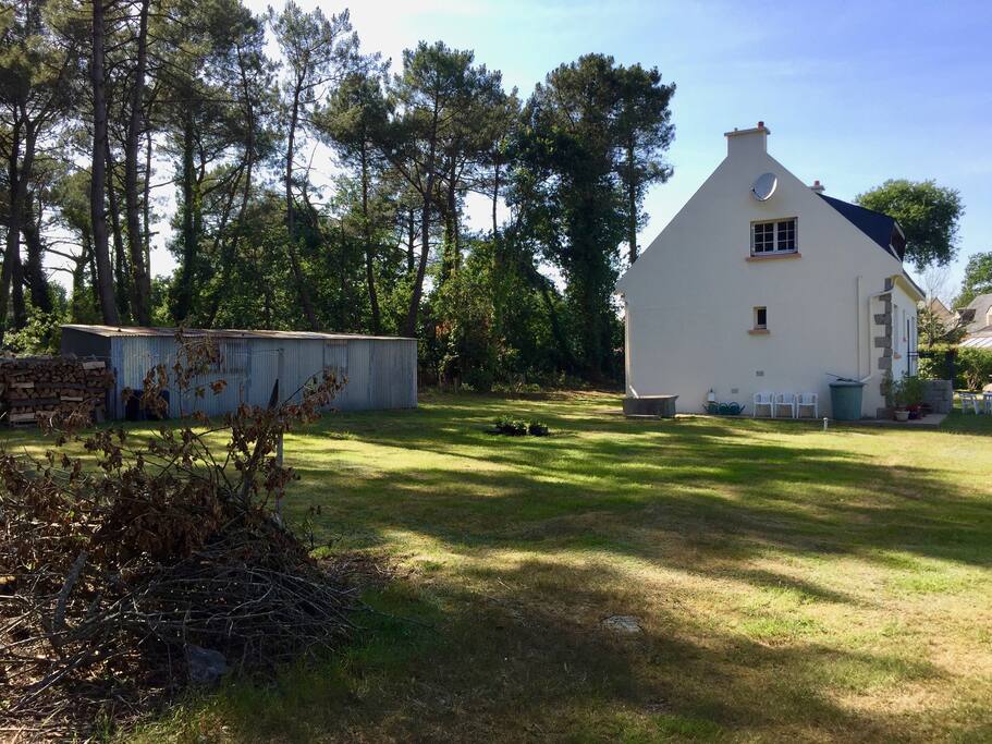 l'arrière, et le garage a gauche