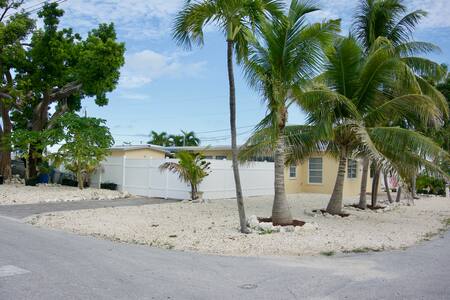 Marathon ☆ Home with hot tub. Renovated in 2018!