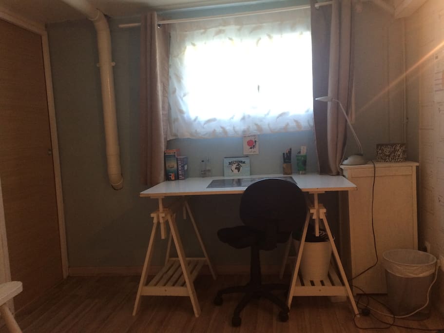 L'espace bureau
La porte que l'on voit ici à gauche de la photo est coulissante et donne sur votre salon- qui est en train d'être aménager- les photos suivront