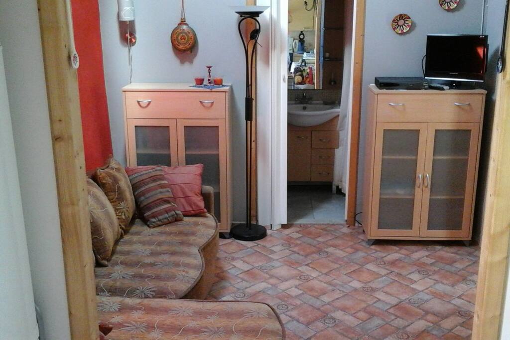 Woon/slaapkamer met zetel