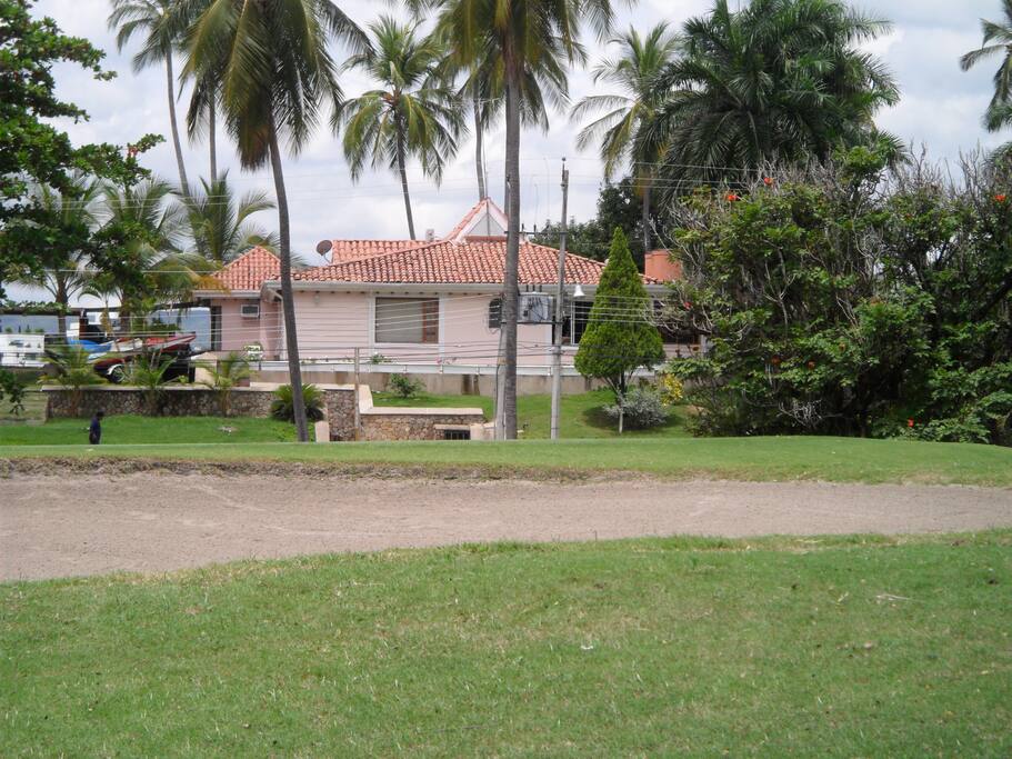 Vista frente de la casa desde el campo de golf