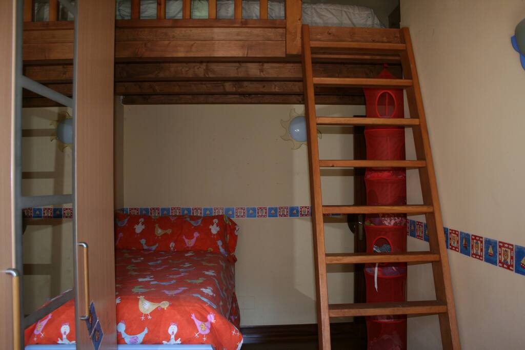 habitación con altillo