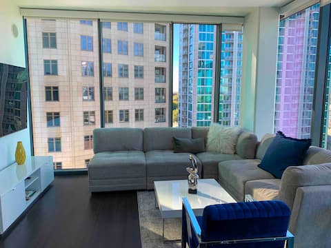 Luxury high rise w/ panoramic views. Best location