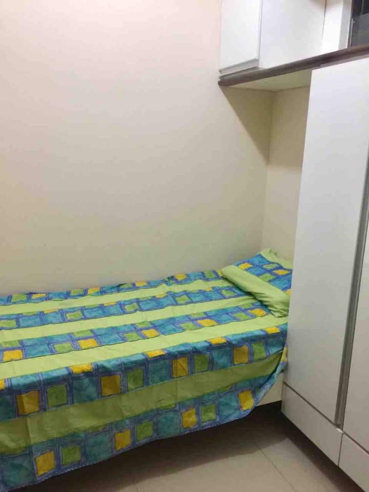 Krevat tek
Është një dhomë gjumi shumë e vogël(e kthyeshme) me një krevat dhe dollap të vetëm me
Ventilator .( kemi 1 dyshek shtesë)