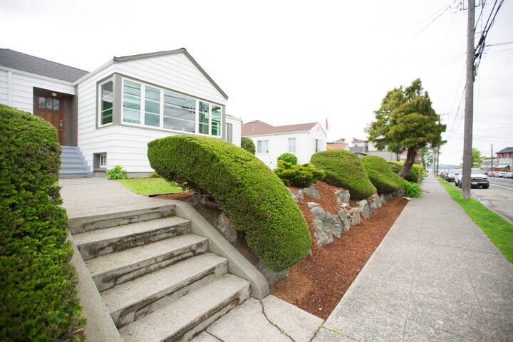 Retreat and Alki Beach gallery image 2