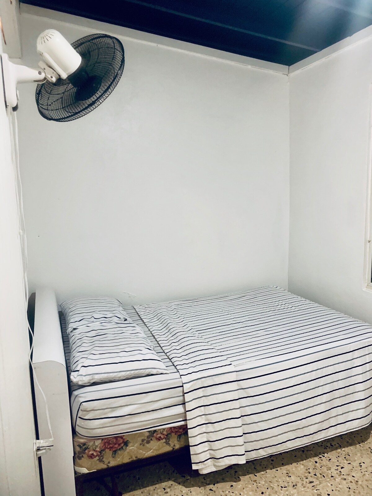 Segundo dormitorio con cama de tamaño completo.