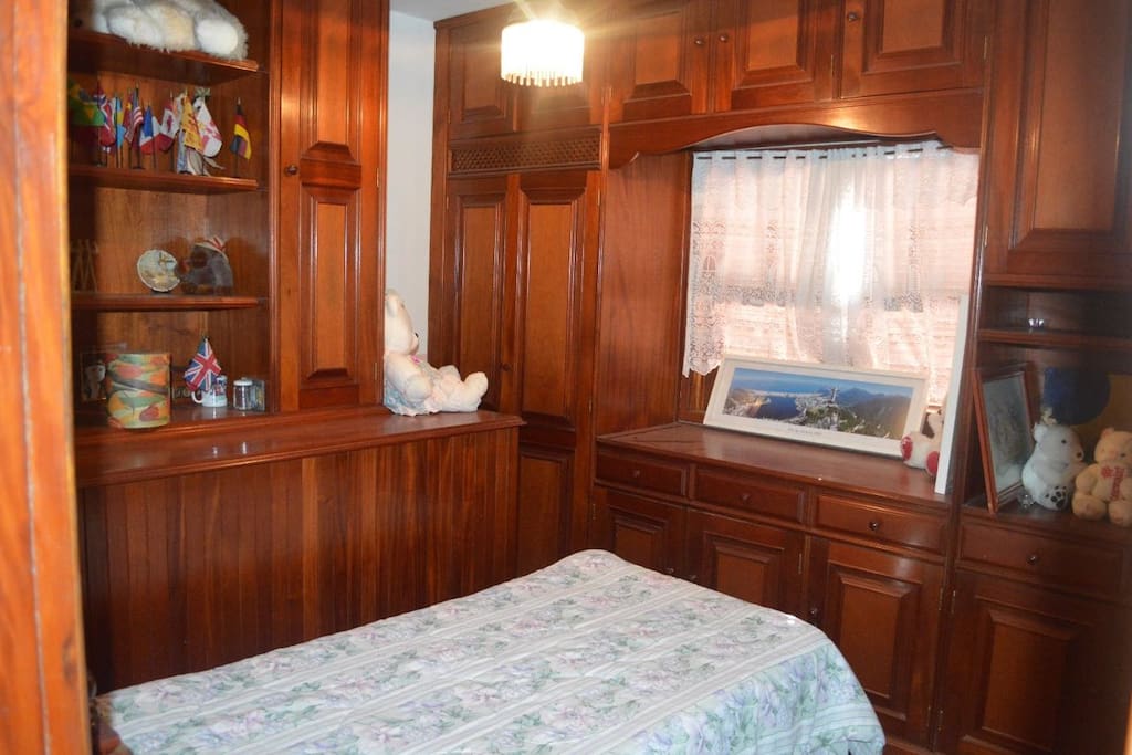 Quarto conectado com 1 cama de solteiro