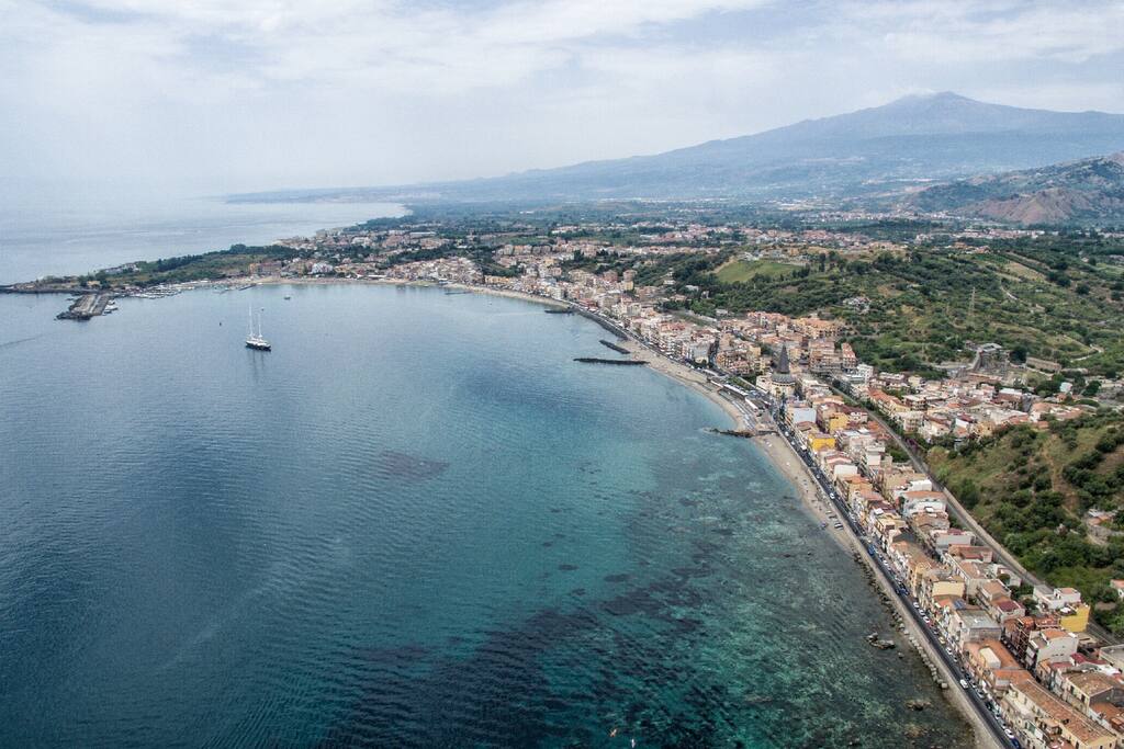 Porto di Naxos con vista Etna