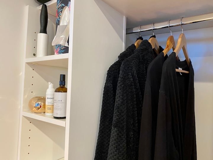 La  "Habitación Glam" con hermosas batas de felpa de algodón de verano o invierno, spray para dormir Lavender.