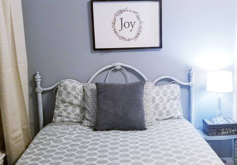 Cozy bedroom with affordable price,no cleaning fee