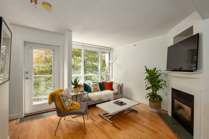 World Cup Townhome Across from Wall Centre gallery image 5