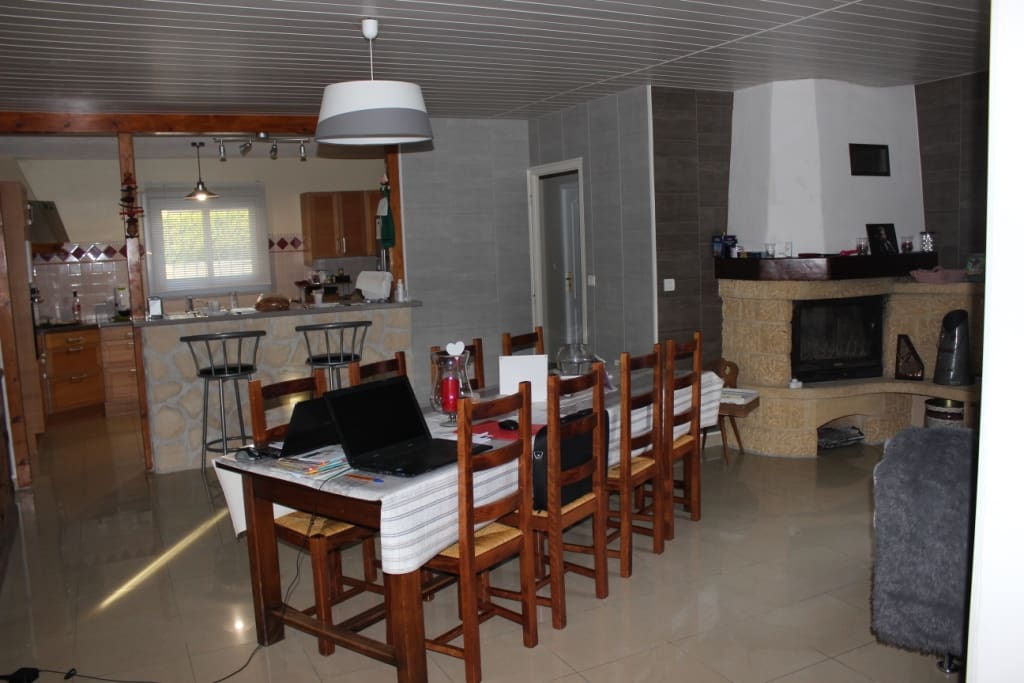 Une salle à manger avec cuisine américaine entièrement équipée, spacieuse pour y organiser des repas en famille ou amis.