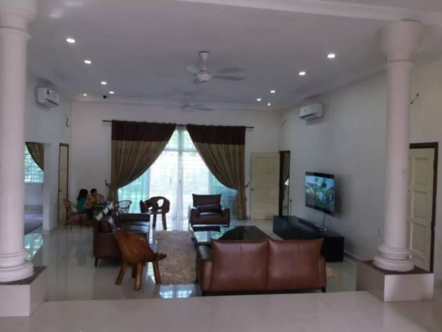 Spacious Living Area with Curve 85 Inches Sceen