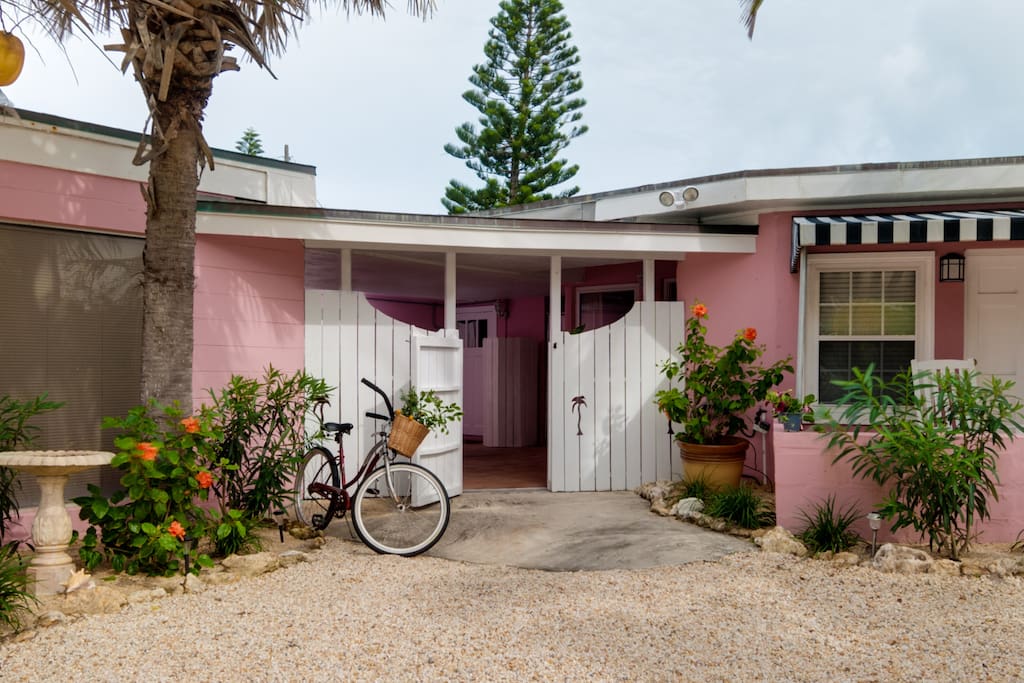 1949 Vintage style beach cottage private entry.