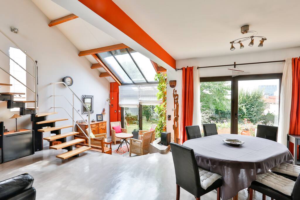 Dining table overlooking the garden
une table à manger face au jardin