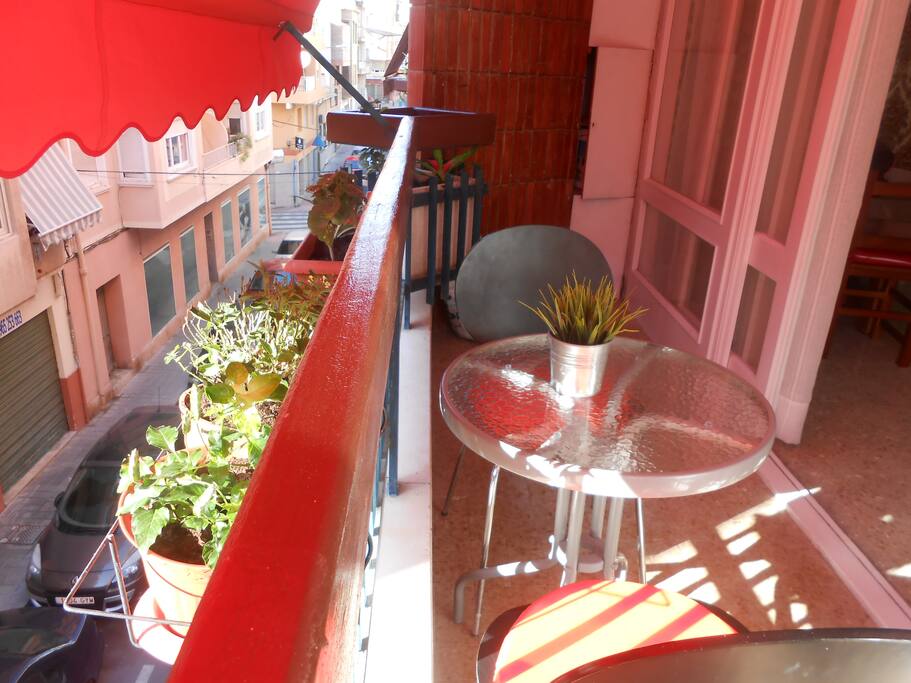 un hermoso balcon amplio desde donde se puede desayunar o ver una puesta de sol.-