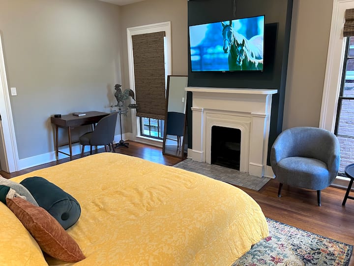 سرير كينج مع مرتبة سيرتا، مع حمام ملحق.