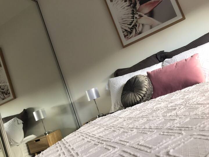 Kitanda kipya kabisa cha ukubwa wa Malkia