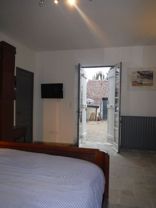 Chambre plain pied vu sur la cour.