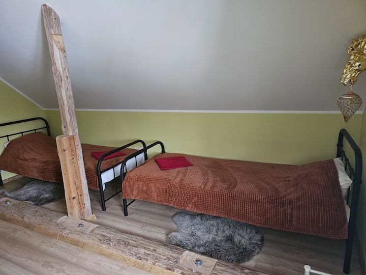 غرفة النوم الثالثة في الطابق العلوي، بجوار المرحاض وغرفة الاستحمام