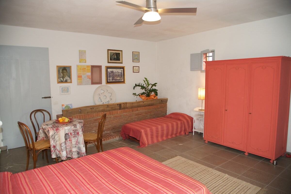 Спална соба (31 квадратни метри) 
решение со брачен кревет и единечен кревет.
Можност за додавање на втор единечен кревет за најмногу 4 седишта.