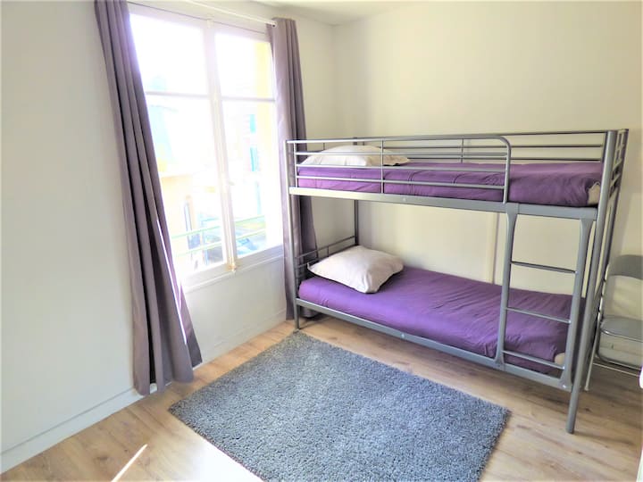 Chambre 2 :              
3 lits simples = 1 lit superposé + 1 lit gigogne en dessous (non visible sur la photo)