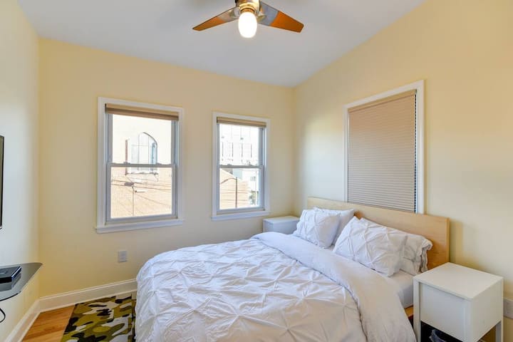 ห้องนอนที่สามเป็นที่นอนบนหมอน Made in the USA Leaf and Loom queen