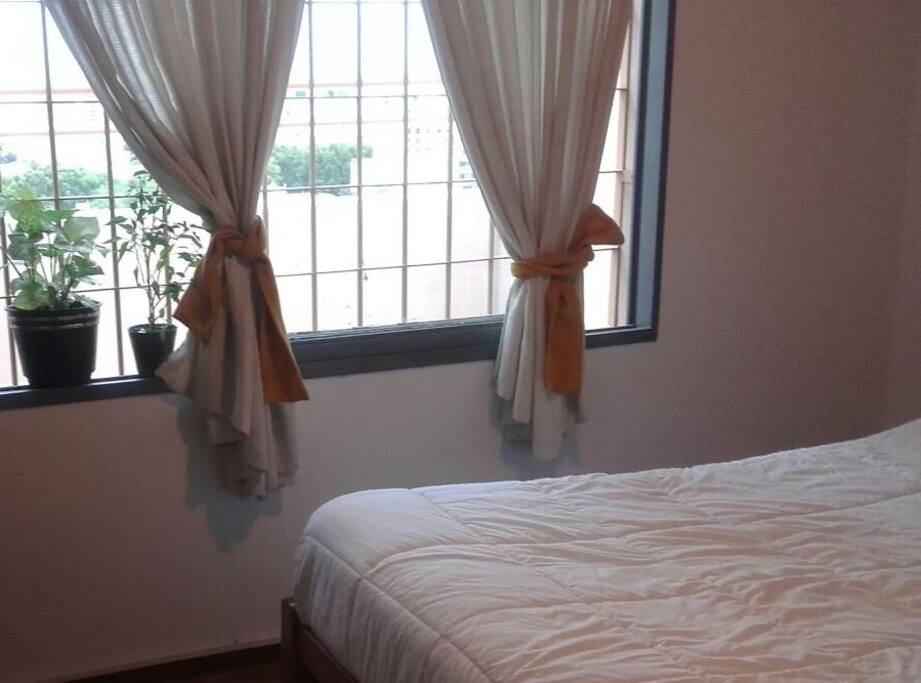 Luminosa habitaciòn con aire acondicionado
