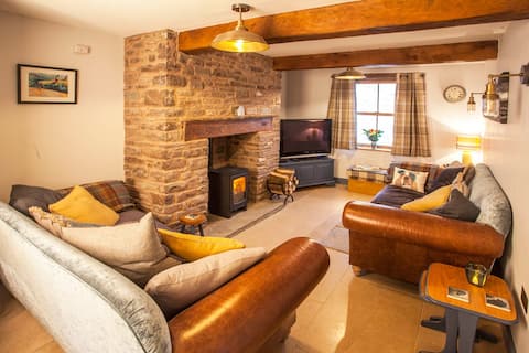 Cosy cottage in hamlet with pub