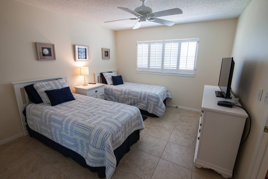 2nd bedroom with 2 twin beds