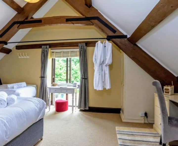 Голема спална соба со поглед кон Блекдаун Хилс 