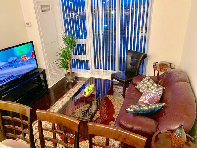 New Luxury 1+1 bed 2 bath condo, steps to subway gallery image 3