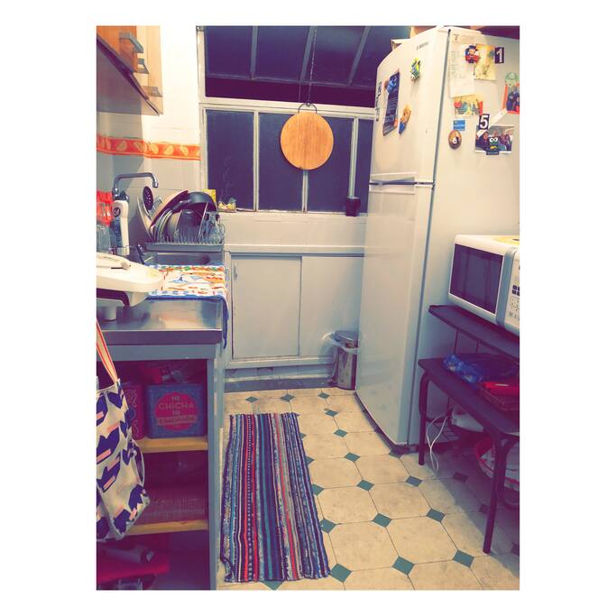 Cocina compartida, iluminada. Todos los utensilios disponibles para uso diario. Cuenta con, cocina a gas, horno a gas, heladera con freezer, grill eléctrico, microondas.