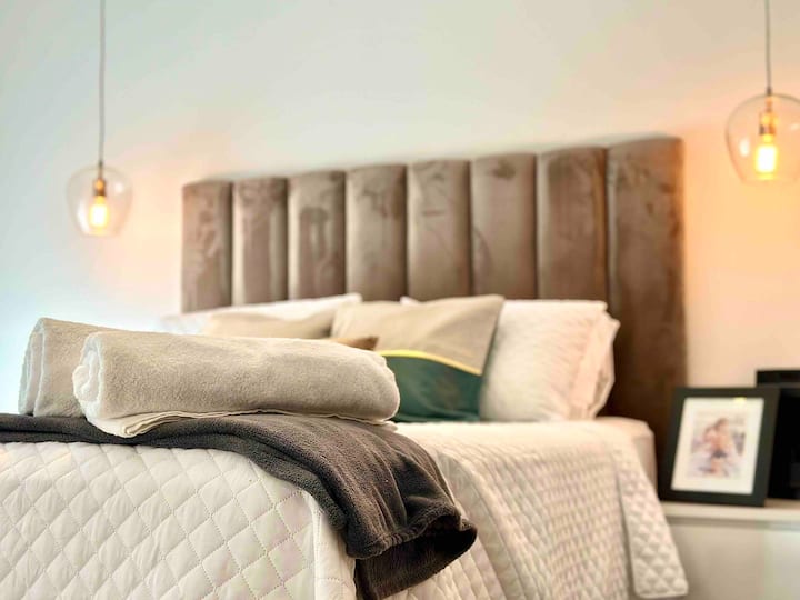 Რბილი განათება და განსაკუთრებული დეტალები, რომლებიც დაგეხმარებათ დაისვენოთ და თავი ისე იგრძნოთ, როგორც საკუთარ სახლში 