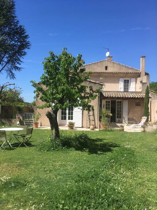 la chambre : fenêtre en haut à droite sur la terrasse